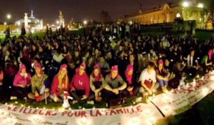 ¿Quién es intolerante? Grupos LGBT interrumpen con violencia, la manifestación de «les Veilleurs»