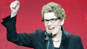 El Primer Ministro de Ontario, Kathleen Wynne, considera la propuesta de eutanasia de Quebec